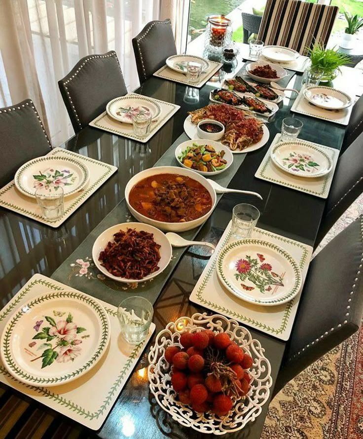 چیدمان میز شام برای مهمانی؛ از مدل رسمی تا ایرانی و مدرن 38 نورپردازی و شمعآرایی میز شام؛ ایده چیدمان شماره 1