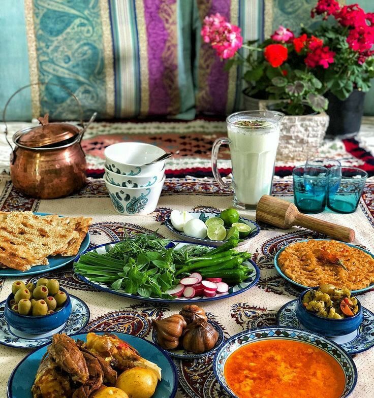 چیدمان میز شام برای مهمانی؛ از مدل رسمی تا ایرانی و مدرن 25 ایده رومیزی، رانر و ظروف میز شام؛ ایده چیدمان شماره 2