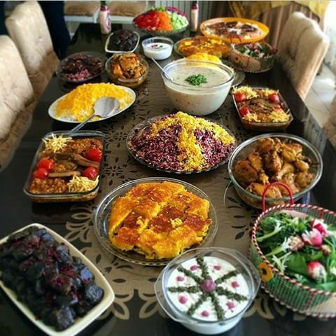 چیدمان میز شام برای مهمانی؛ از مدل رسمی تا ایرانی و مدرن 28 ایده رومیزی، رانر و ظروف میز شام؛ ایده چیدمان شماره 5
