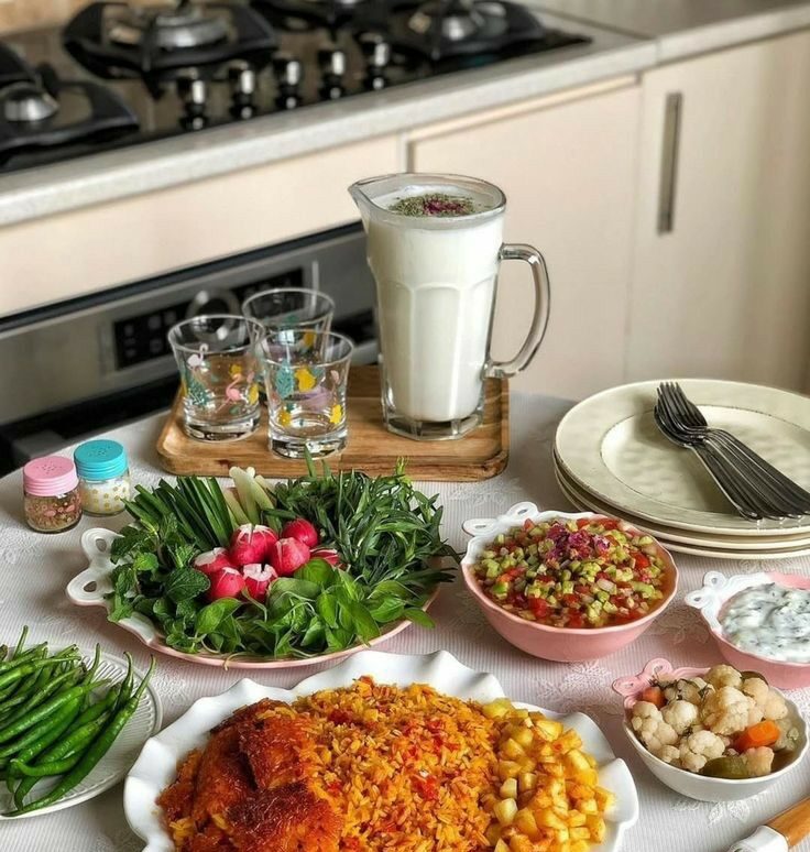 چیدمان میز شام برای مهمانی؛ از مدل رسمی تا ایرانی و مدرن 27 ایده رومیزی، رانر و ظروف میز شام؛ ایده چیدمان شماره 4