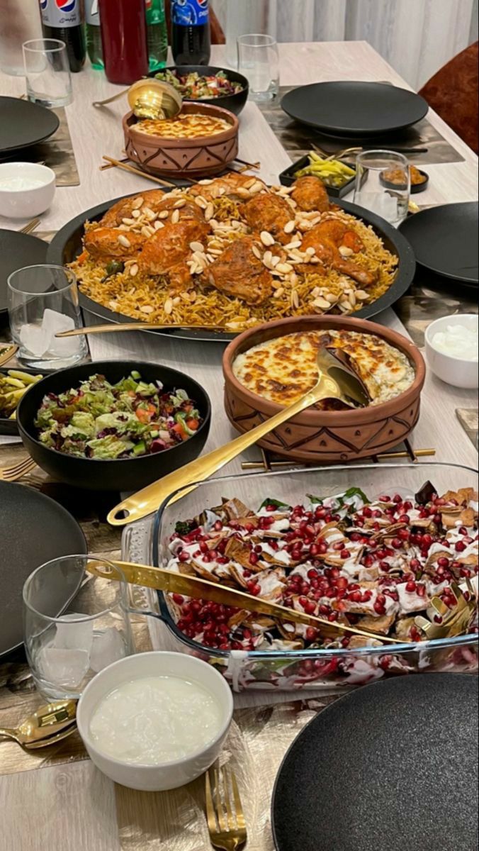 چیدمان میز شام برای مهمانی؛ از مدل رسمی تا ایرانی و مدرن 7 ایدههای چیدمان میز شام لاکچری و مینیمال؛ ایده چیدمان شماره 6
