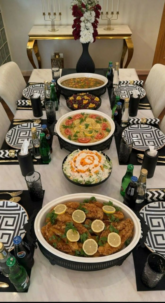 چیدمان میز شام برای مهمانی؛ از مدل رسمی تا ایرانی و مدرن 43 نورپردازی و شمعآرایی میز شام؛ ایده چیدمان شماره 6