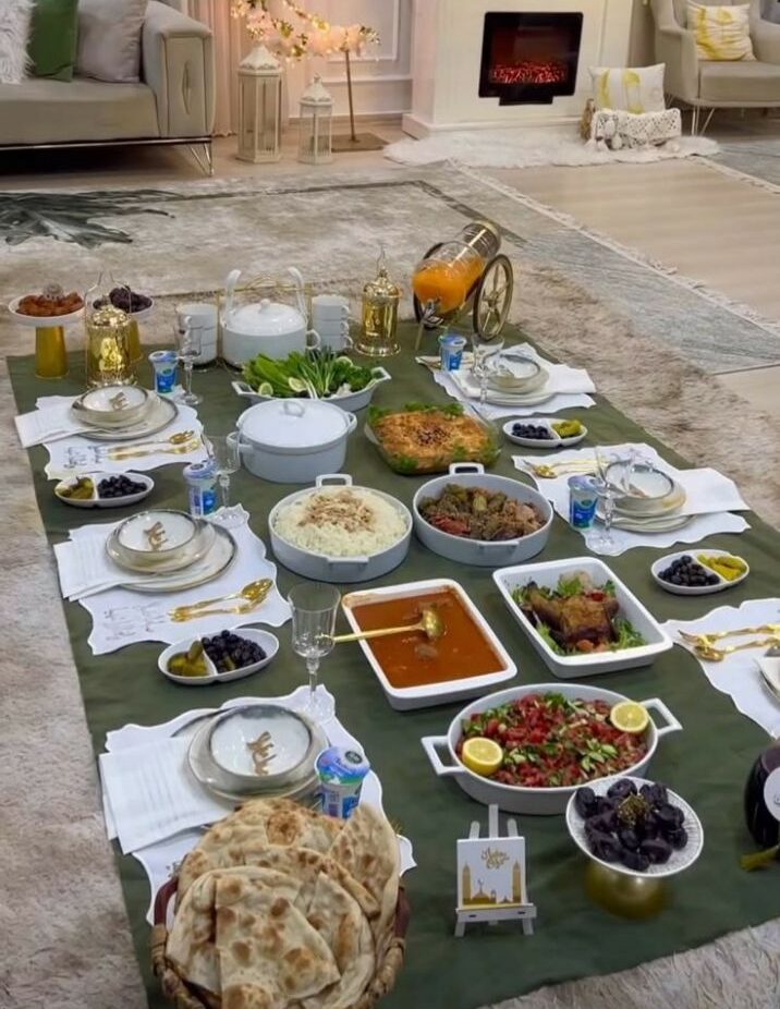 چیدمان میز شام برای مهمانی؛ از مدل رسمی تا ایرانی و مدرن 35 گلآرایی و تزیین مرکز میز شام؛ ایده چیدمان شماره 5