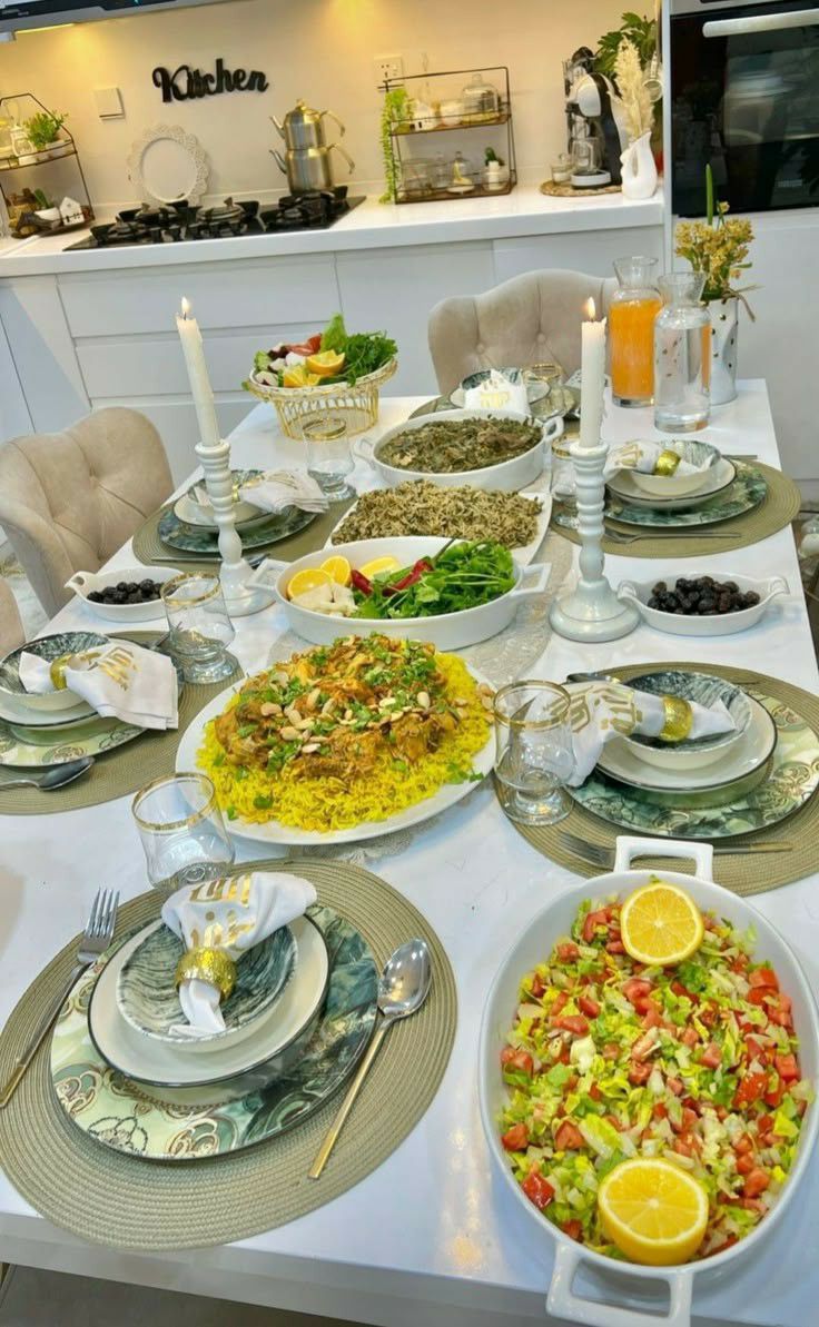 چیدمان میز شام برای مهمانی؛ از مدل رسمی تا ایرانی و مدرن 6 ایدههای چیدمان میز شام لاکچری و مینیمال؛ ایده چیدمان شماره 5