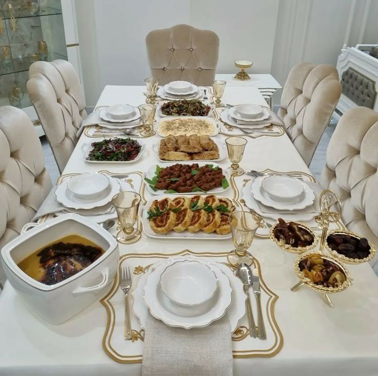 چیدمان میز شام برای مهمانی؛ از مدل رسمی تا ایرانی و مدرن 70 چیدمان میز شام کوچک و آپارتمانی؛ ایده چیدمان شماره 5
