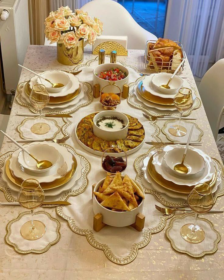چیدمان میز شام برای مهمانی؛ از مدل رسمی تا ایرانی و مدرن 40 نورپردازی و شمعآرایی میز شام؛ ایده چیدمان شماره 3