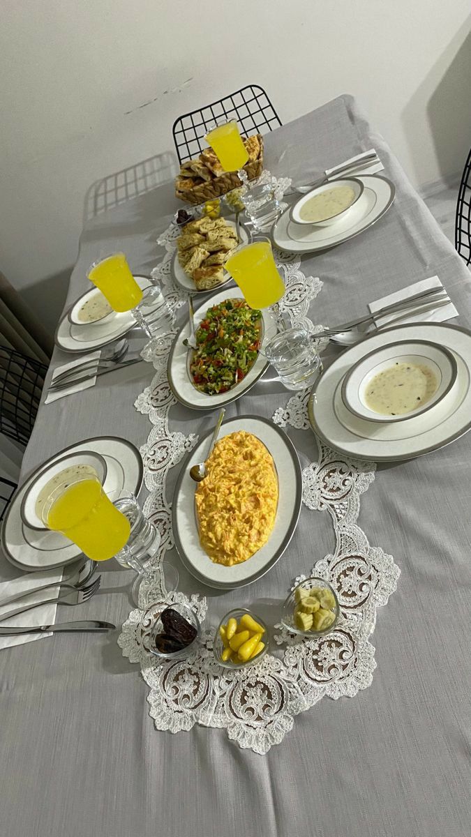 چیدمان میز شام برای مهمانی؛ از مدل رسمی تا ایرانی و مدرن 73 ایده میز شام کمهزینه و شیک؛ ایده چیدمان شماره 1