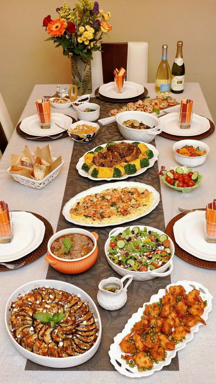 چیدمان میز شام برای مهمانی؛ از مدل رسمی تا ایرانی و مدرن 34 گلآرایی و تزیین مرکز میز شام؛ ایده چیدمان شماره 4