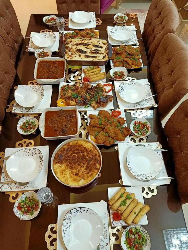 چیدمان میز شام برای مهمانی؛ از مدل رسمی تا ایرانی و مدرن 12 نمونه میز شام رسمی با چیدمان اصولی؛ ایده چیدمان شماره 3