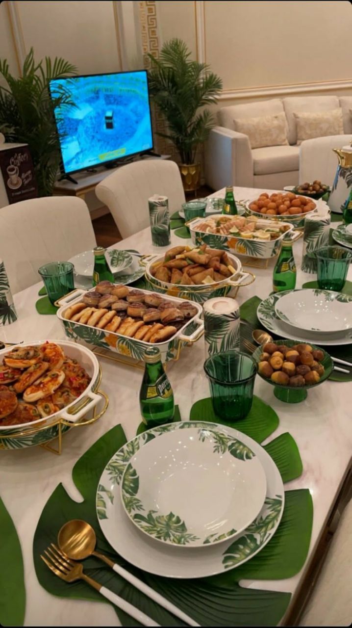 چیدمان میز شام برای مهمانی؛ از مدل رسمی تا ایرانی و مدرن 24 ایده رومیزی، رانر و ظروف میز شام؛ ایده چیدمان شماره 1