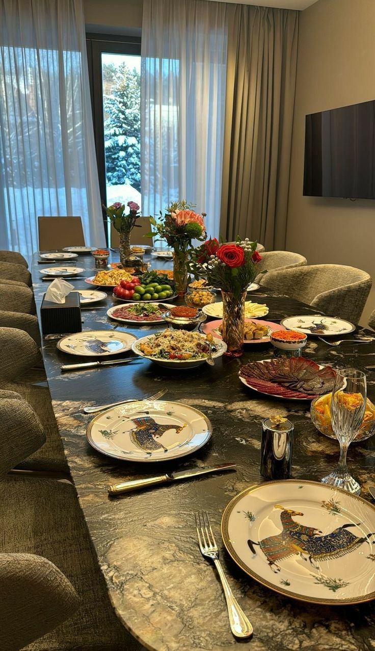 چیدمان میز شام برای مهمانی؛ از مدل رسمی تا ایرانی و مدرن 4 ایدههای چیدمان میز شام لاکچری و مینیمال؛ ایده چیدمان شماره 3