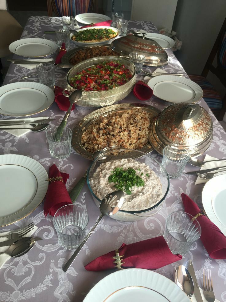 چیدمان میز شام برای مهمانی؛ از مدل رسمی تا ایرانی و مدرن 46 چیدمان میز شام دوستانه و خانوادگی؛ ایده چیدمان شماره 2