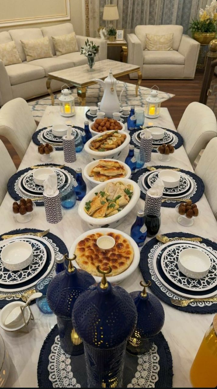 چیدمان میز شام برای مهمانی؛ از مدل رسمی تا ایرانی و مدرن 31 گلآرایی و تزیین مرکز میز شام؛ ایده چیدمان شماره 1