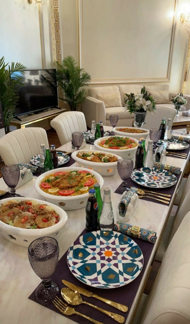چیدمان میز شام برای مهمانی؛ از مدل رسمی تا ایرانی و مدرن 32 گلآرایی و تزیین مرکز میز شام؛ ایده چیدمان شماره 2