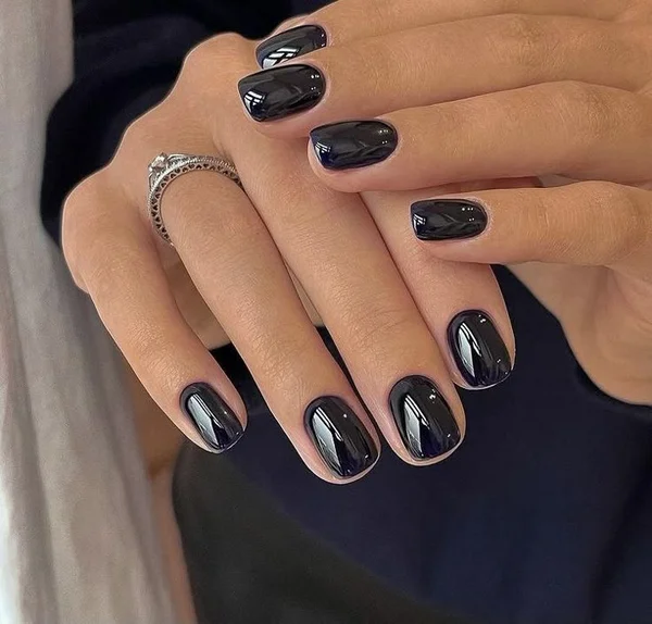 طراحی خاص لاک ژل آیس مشکی با جزئیات مدرن