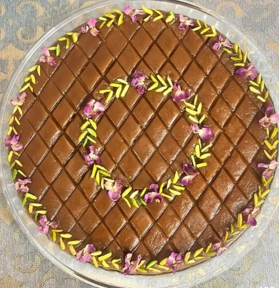 تزیین حلوا با چاقو و سیخ؛ آموزش ۲۱ مدل ساده و مجلسی 21 تزیین نهایی حلوا با سیخ چاقو و پودر مغزها