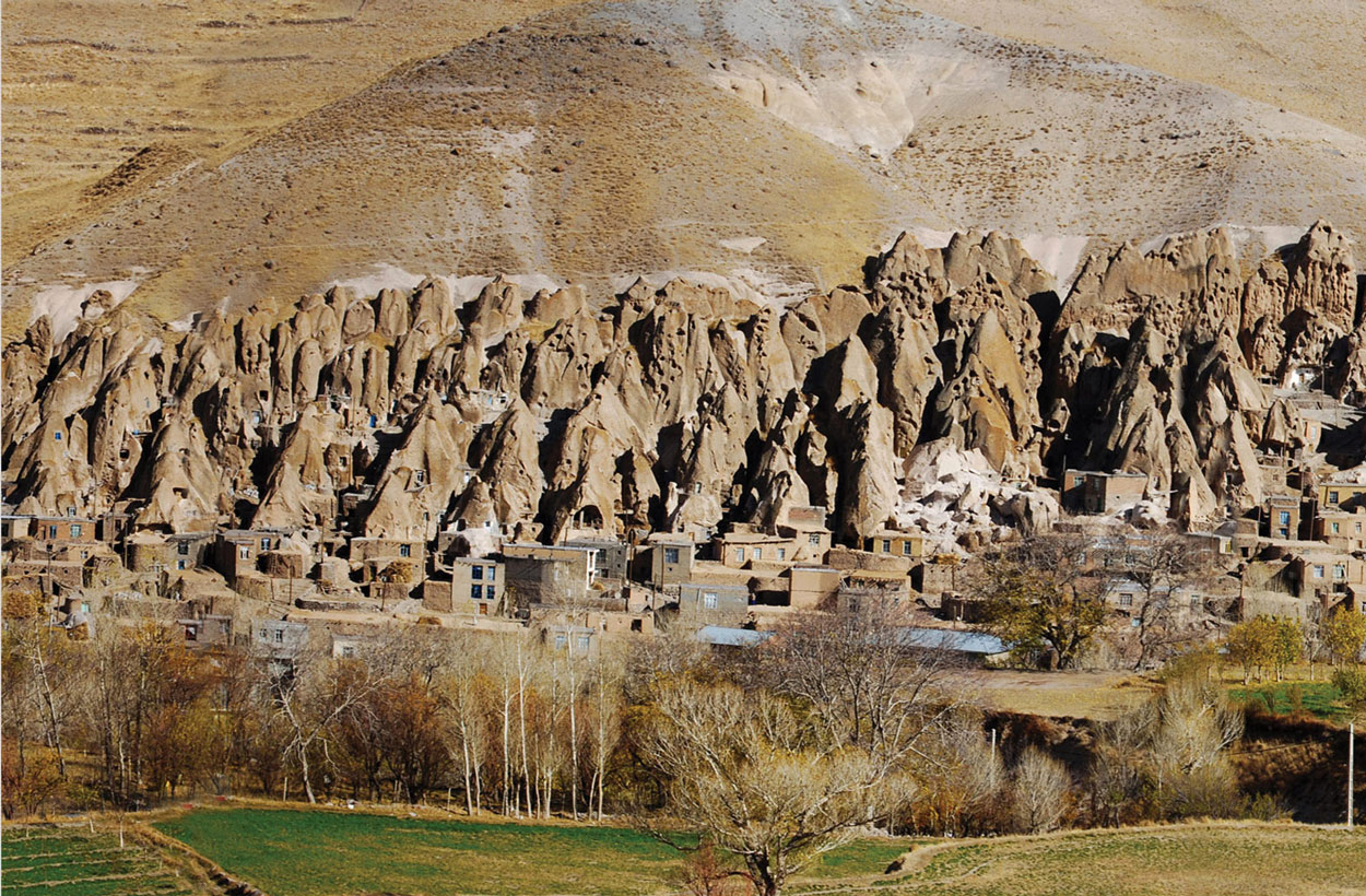 ۱۰ جای در ایران که انگار از یک کشور خارجی آمدهاند! 2 نمایی از روستای صخرهای کندوان در آذربایجان شرقی