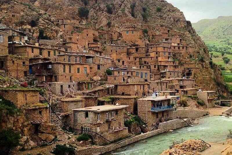 دزلی؛ روستای کوهستانی با بافت پلکانی