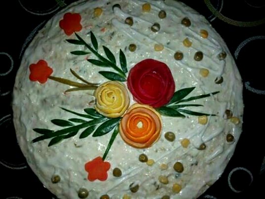 تزیین سالاد الویه؛ 100 ایده برای تولد، مدرسه و مهمانی 22 تزیین سالاد الویه با هویج خیارشور و نخودفرنگی؛ مدل 23