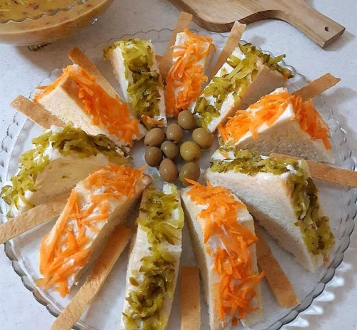 تزیین سالاد الویه؛ 100 ایده برای تولد، مدرسه و مهمانی 46 تزیین سالاد الویه با هویج خیارشور و نخودفرنگی؛ مدل 47