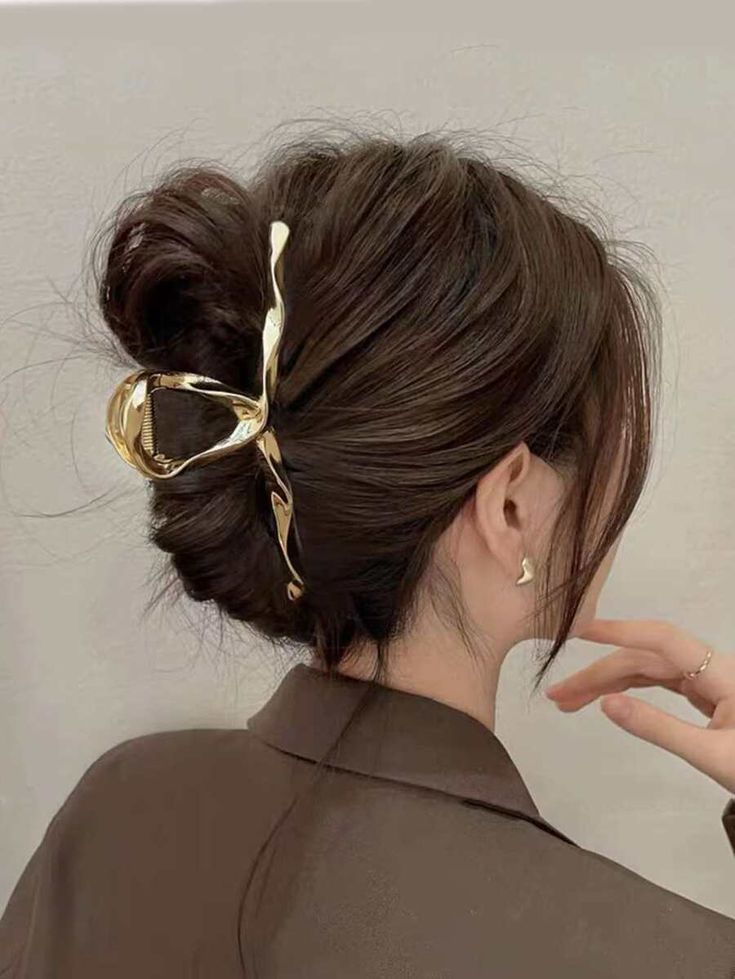 بستن موی بلند با کلیپس پنجه‌ای محکم