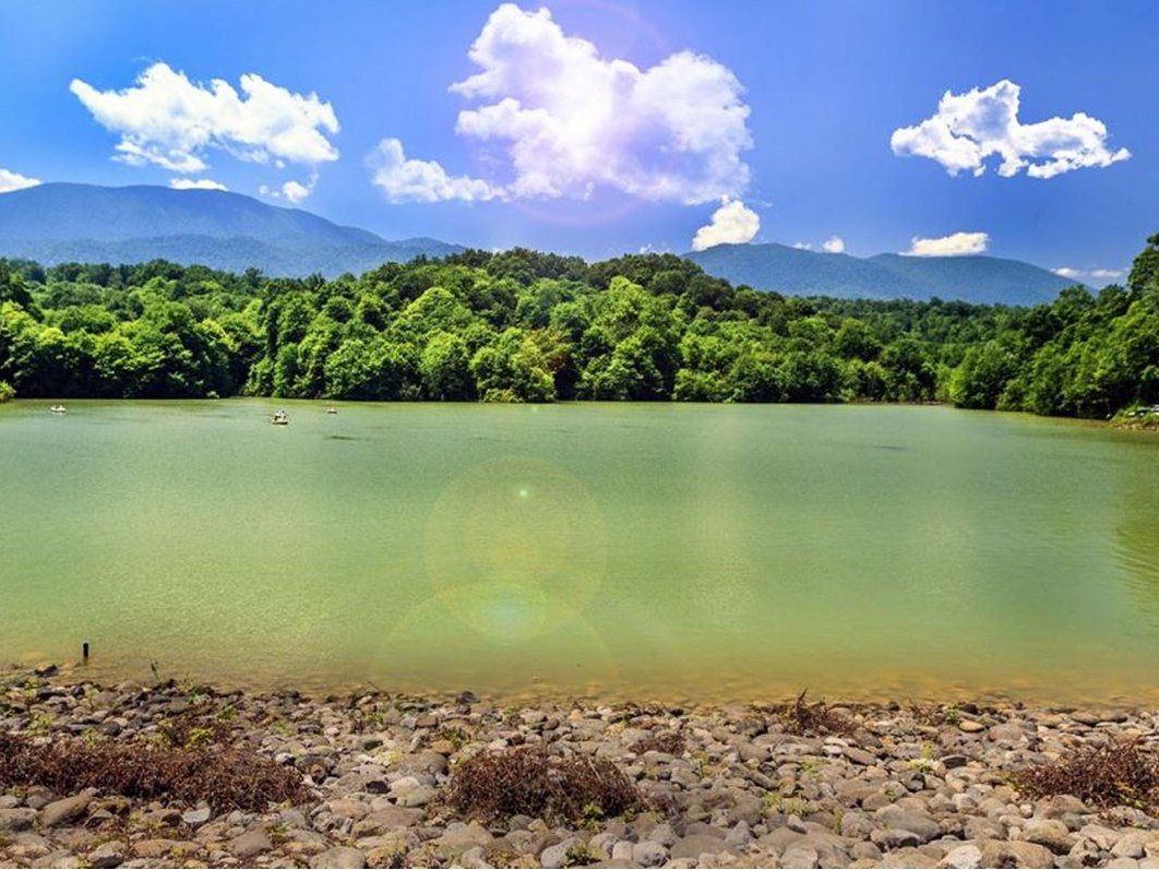 دریاچه الیمالات نور؛ راهنمای کامل سفر به دریاچه جنگلی مازندران 2 نمای وسیع دریاچه الیمالات نور با جنگل و کوههای اطراف