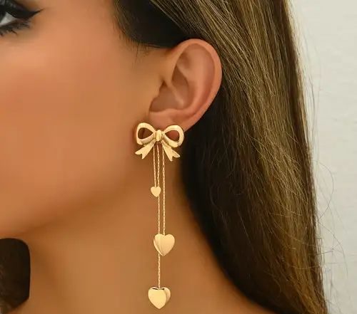 ۳۰ مدل گوشواره پاپیون دخترانه؛ طلایی، مرواریدی و فانتزی 3 گوشواره پاپیون طلایی آویز با زنجیر و قلب