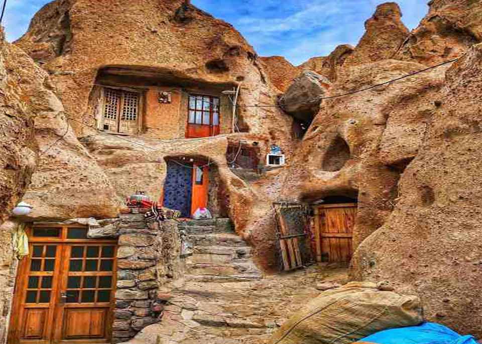 ۱۰ جای در ایران که انگار از یک کشور خارجی آمدهاند! 3 خانههای سنگی و صخرهای روستای کندوان در دامنه سهند