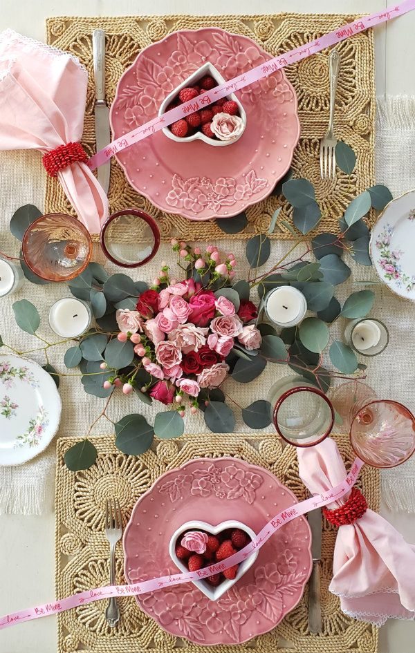چیدمان مینیمال میز شام برای دو نفر