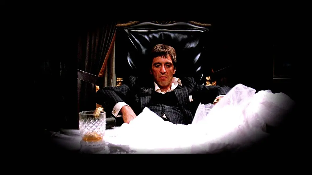 آل پاچینو در نقش تونی مونتانا در فیلم صورت زخمی Scarface