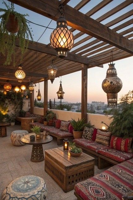 تراس بزرگ سنتی با پرگولای چوبی و چراغ‌های آویز مشبک