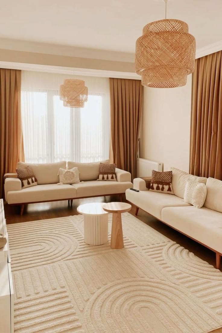 دکوراسیون کرمی شیک؛ راهنمای ست کردن مبل، پرده، فرش و رنگهای مکمل 29 ترکیب چوب و پارکت با رنگ کرم؛ ایده 1