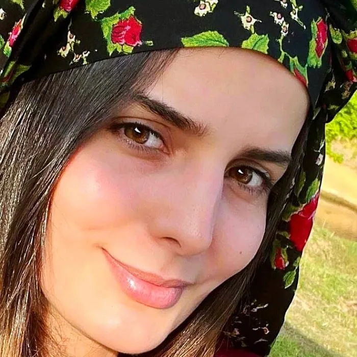 بیوگرافی غزاله اکرمی؛ از شروع بازیگری تا نقش سوجان و سریال کوری + زندگی شخصی 13 بیوگرافی غزاله اکرمی؛ از شروع بازیگری تا نقش سوجان و سریال کوری + زندگی شخصی