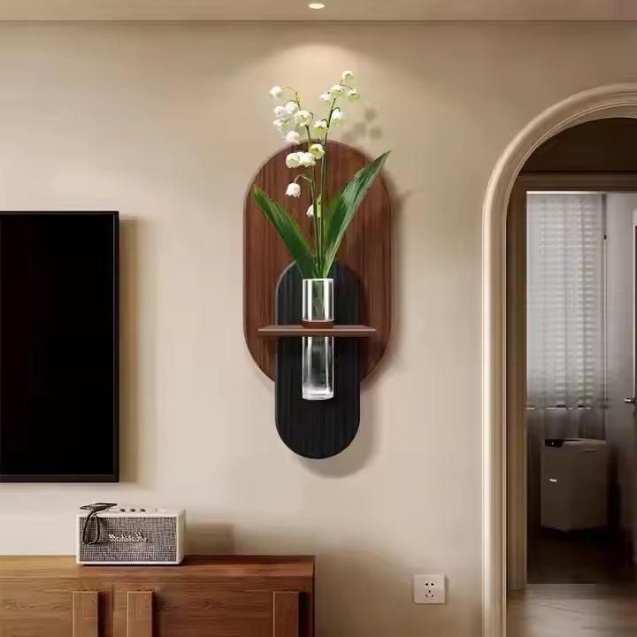 عکس گل طبیعی شیک با دکور دیواری چوبی؛ ۴۹ ایده لوکس و کمهزینه 22 گلدانهای آویز روی زمینه چوبی