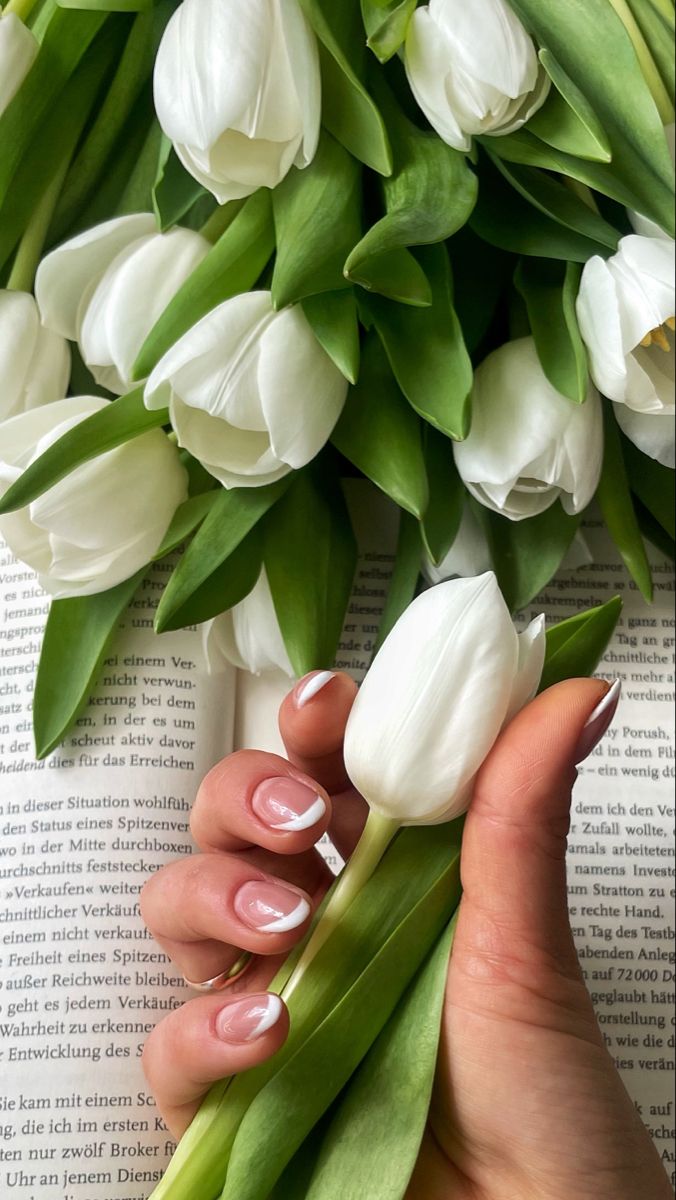 ۳۲ ایده عکاسی از ناخن دست و پا؛ ژست، نور و ترفندهای حرفهای برای پیج ناخنکار 16 ۹. ژست انگشتهای نیمهخم برای عکاسی از ناخن دست