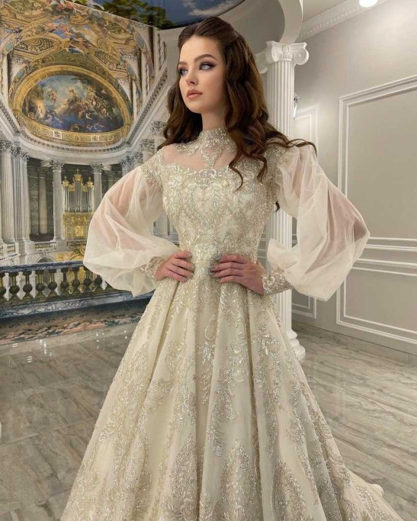 ۳۷ مدل لباس عقد لاکچری جدید؛ پوشیده، رنگی، پفدار و محضری 20 ایده شماره ۱۹ لباس عقد رنگی برای مراسم خاص
