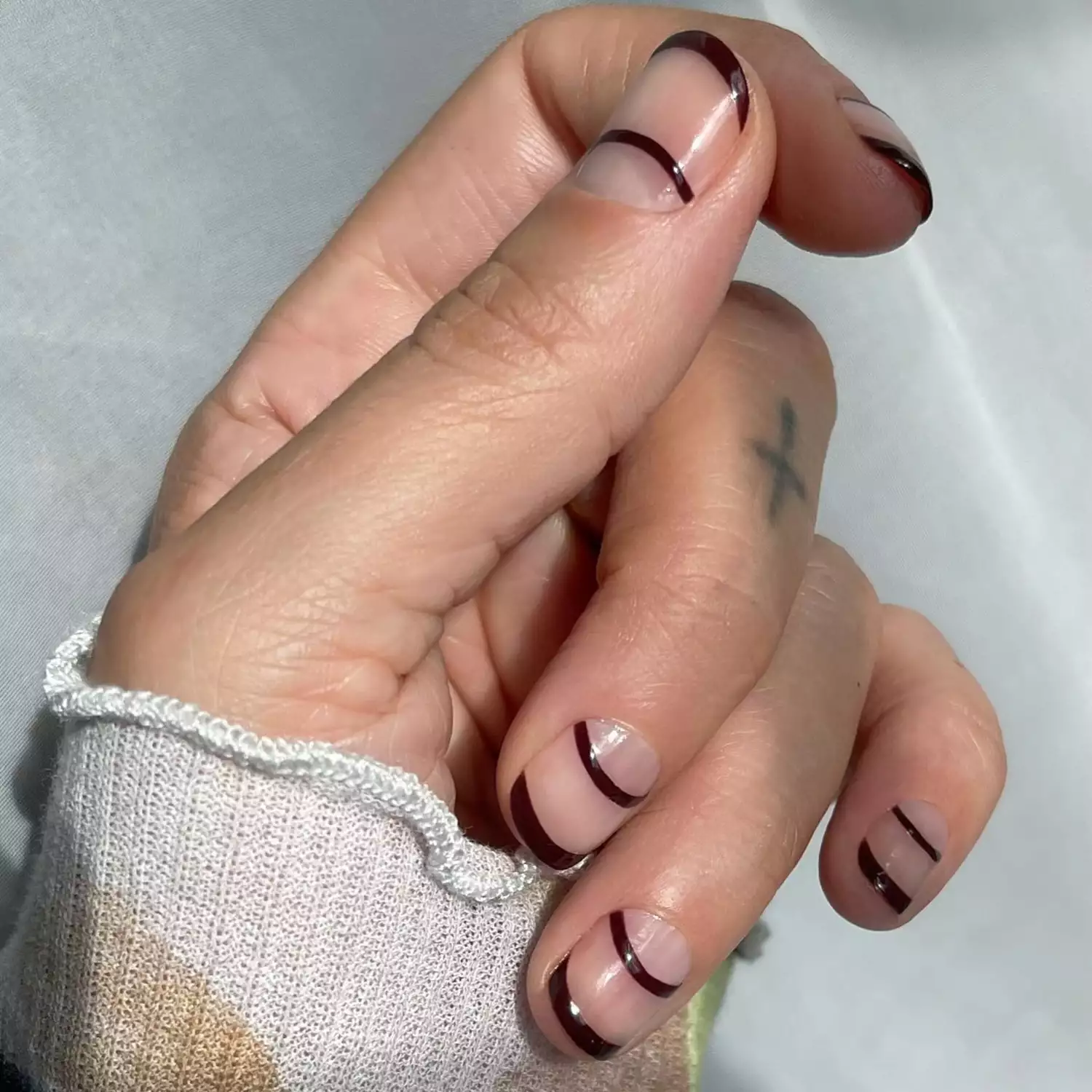 مدل ناخن قهوه‌ای با دیزاین متعادل