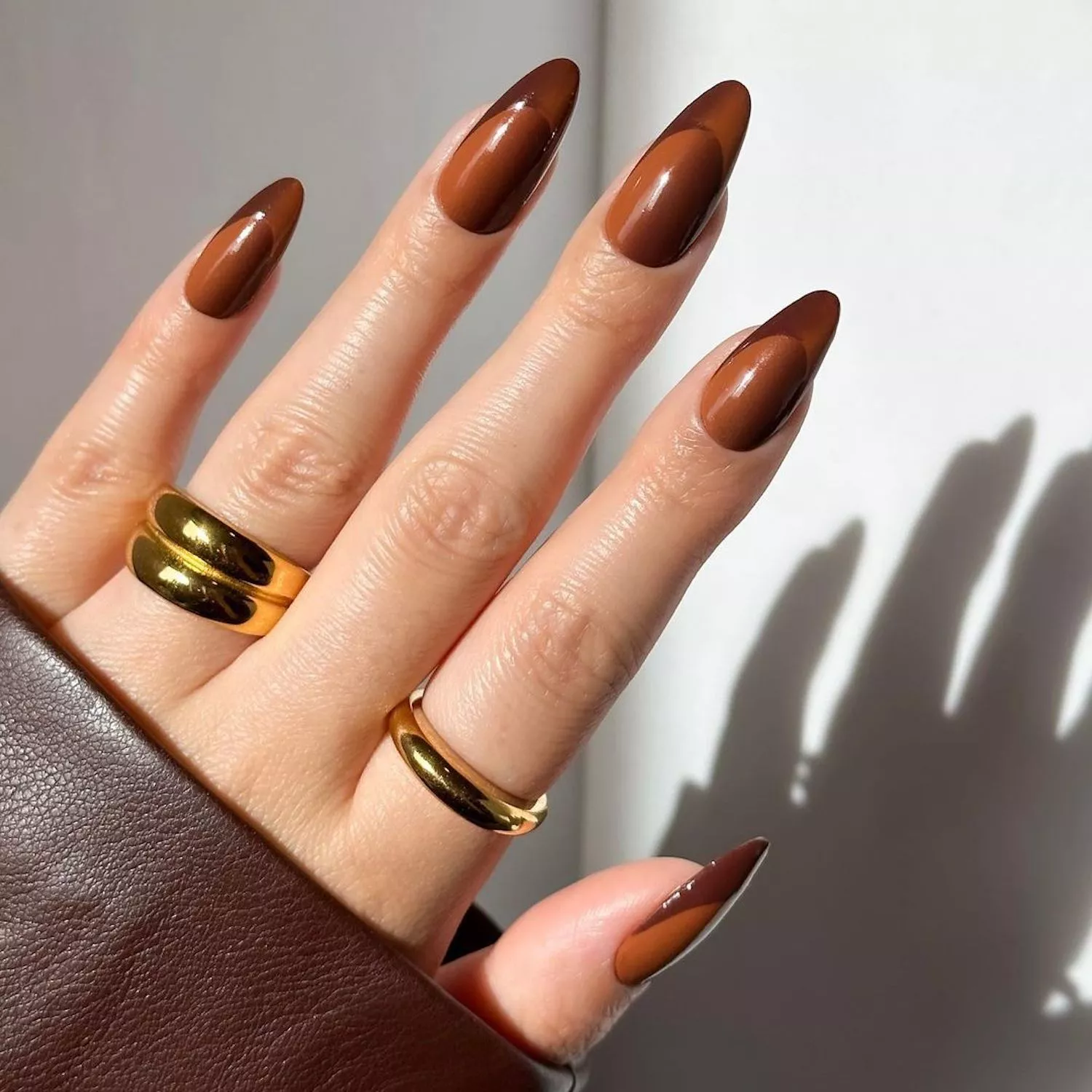 فرنچ قهوه‌ای کلاسیک با خط لبخند مرتب