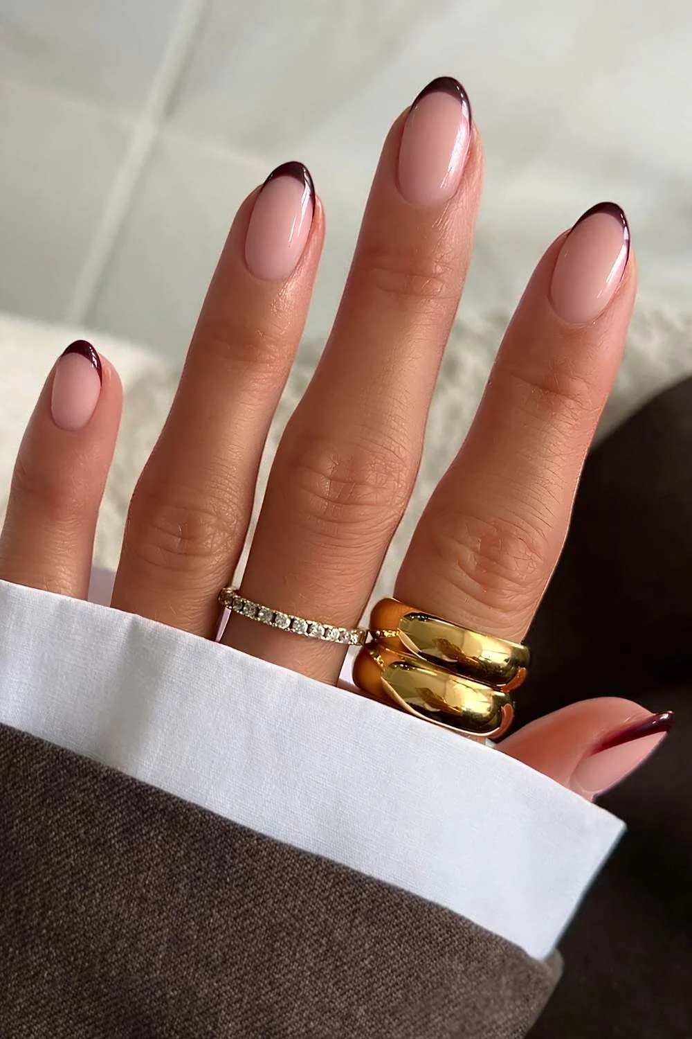 فرنچ قهوه‌ای روی ناخن بادامی بلند