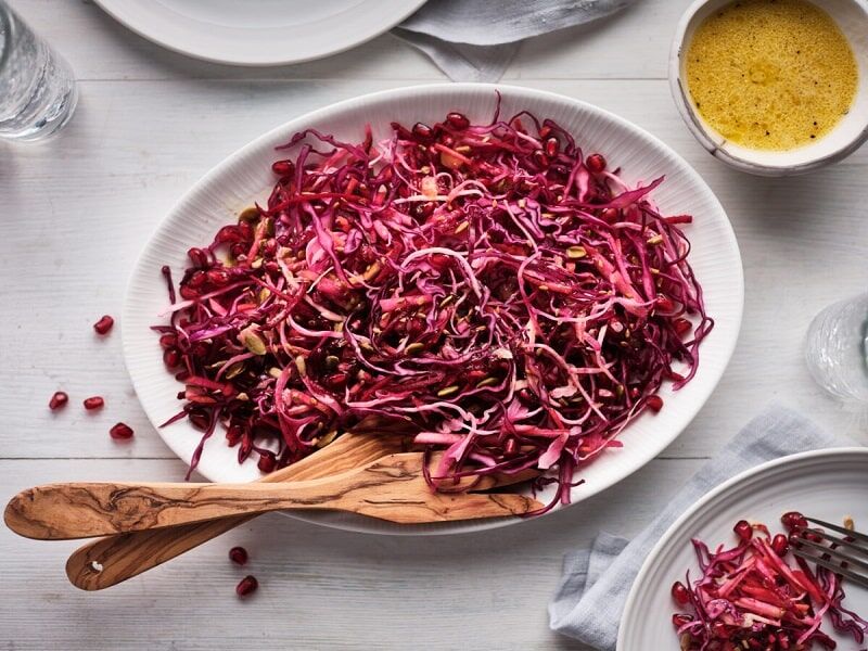 طرز تهیه سالاد کلم قرمز و انار مجلسی؛ با گردو، ۳ سس و نکات آب نینداختن 4 طرز تهیه سالاد کلم قرمز و انار مجلسی؛ با گردو، ۳ سس و نکات آب نینداختن