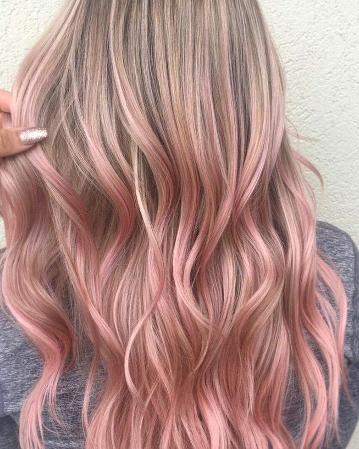 نمای پشت موی موج‌دار با ریشه خاکستری قهوه‌ای و ساقه‌های صورتی ملایم