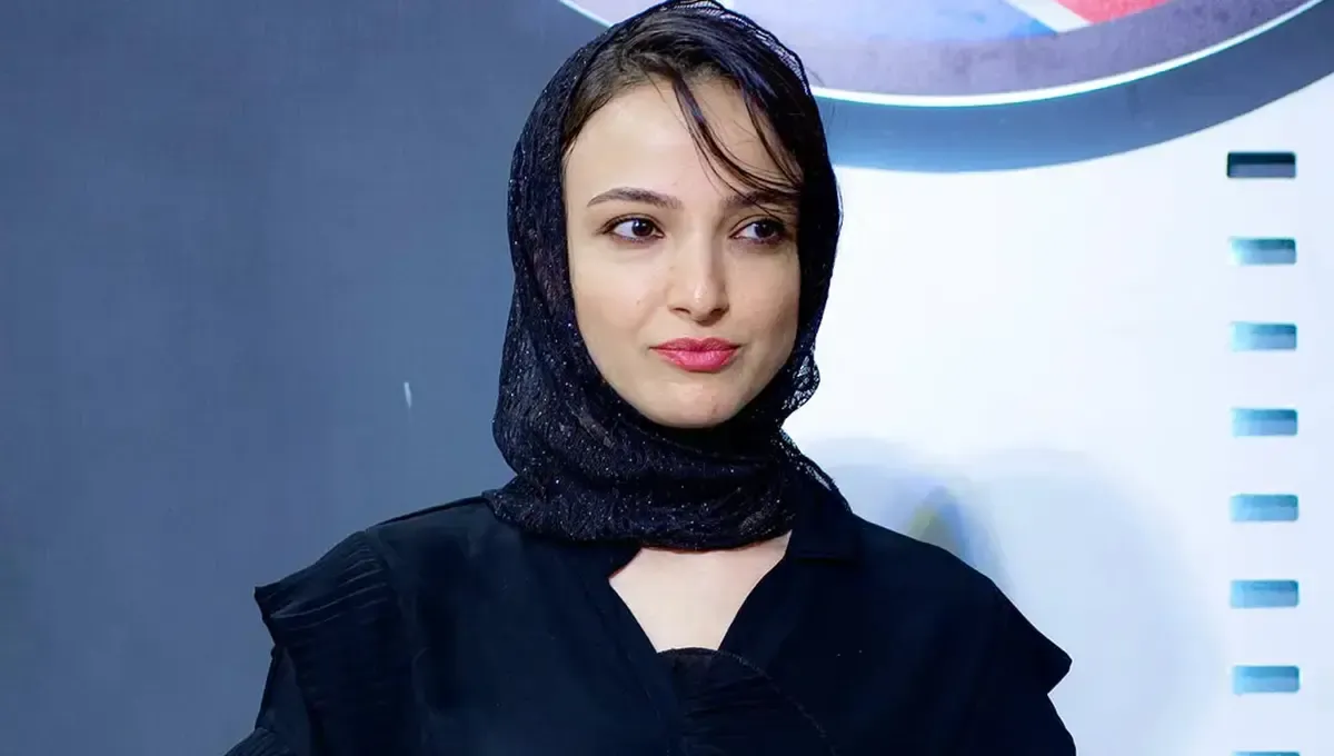 بیوگرافی ندا جبرائیلی؛ زندگی، فیلمها، سریالها و افتخارات 6 تصویر ندا جبرائیلی در معرفی فیلم مردن در آب مطهر و نامزدی جشنواره فجر