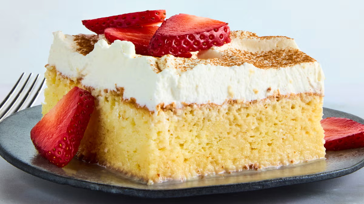 طرز تهیه کیک سه شیر یا ترس لچس؛ کیک خیس و لطیف با دستور مرحلهبهمرحله 2 طرز تهیه کیک سه شیر یا ترس لچس؛ کیک خیس و لطیف با دستور مرحلهبهمرحله