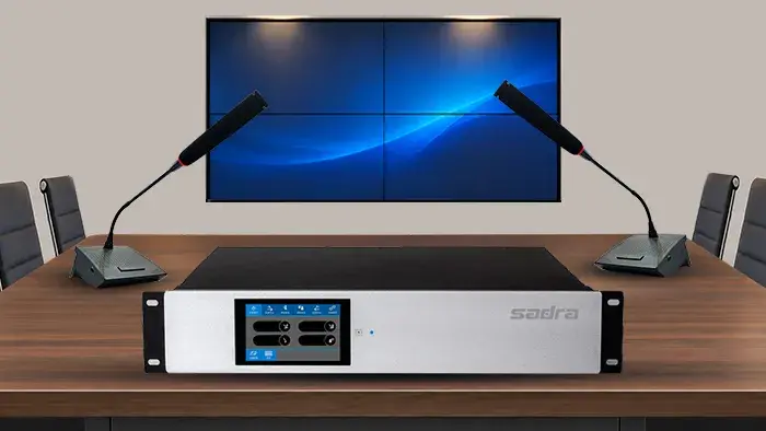 سیستم کنفرانس دیجیتال چیست؟ مزایا، تجهیزات، راهنما کامل خرید 2 سیستم کنفرانس دیجیتال شامل میکروفون گردن غازی و منبع کنفرانس مجهز به نمایشگر دیجیتال