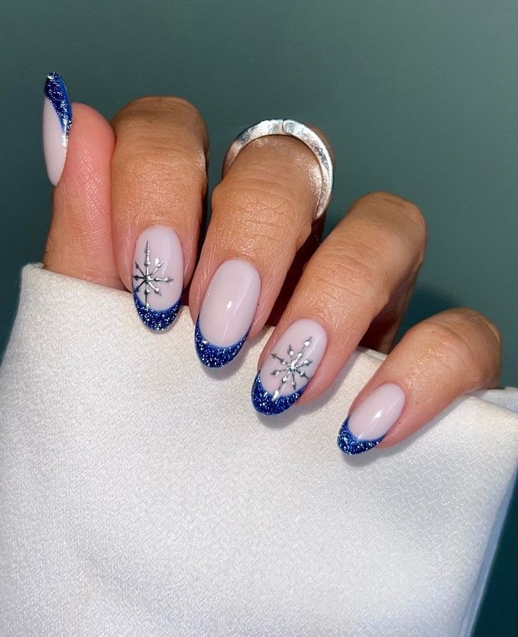 فرنچ آبی تیره اکلیلی با طرح برف و ستاره روی ناخن
