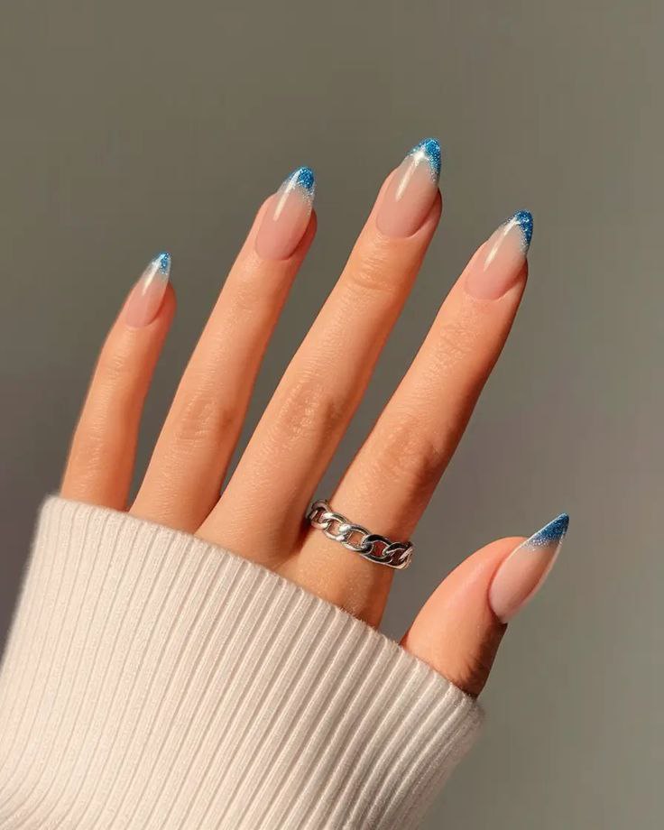 فرنچ آبی مایل به فیروزه‌ای روی ناخن بادامی با زمینه صورتی