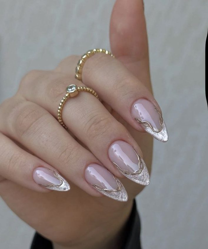 فرنچ نقره‌ای نوک‌تیز با خطوط موج‌دار فلزی روی پایه نود