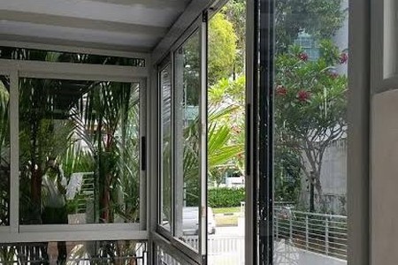 وان شیشهای حمام جدید؛ عکس مدلهای شفاف و رنگی و راهنمای انتخاب 13 پنجره باز حمام رو به فضای سبز بیرون